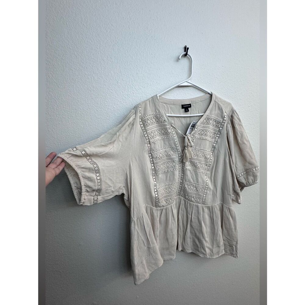 NWT torrid Cream Lace-Trim Boho Crinkle Gauze Peplum Blouse - Size 1 - Picture 8 of 13